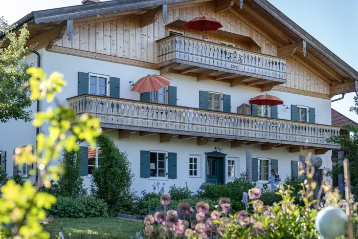 Engelhof in Rudersau mit Holzbalkonen und Garten
