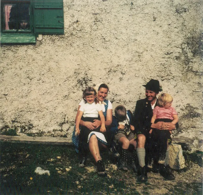 Familienfoto vor der Hauswand des alten Engelhofs