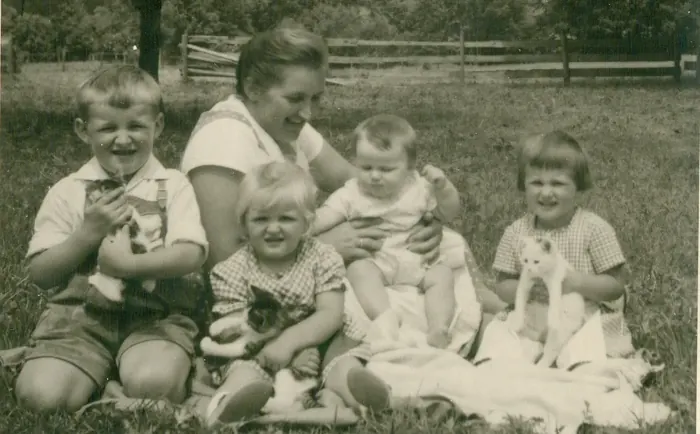 Familie auf der Wiese, historisches Foto