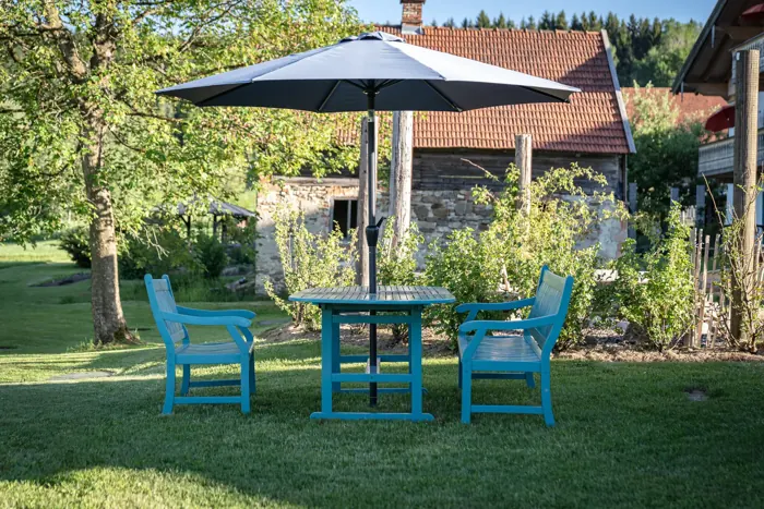 Sitzgruppe mit Sonnenschirm im Garten