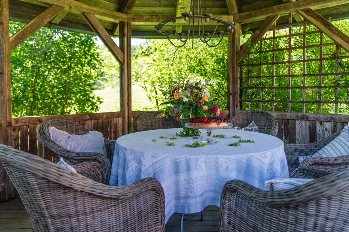 Gartenpavillon mit gedecktem Tisch