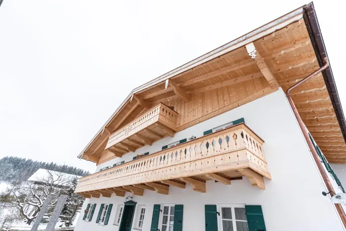 Engelhof mit Holzbalkonen im Winter