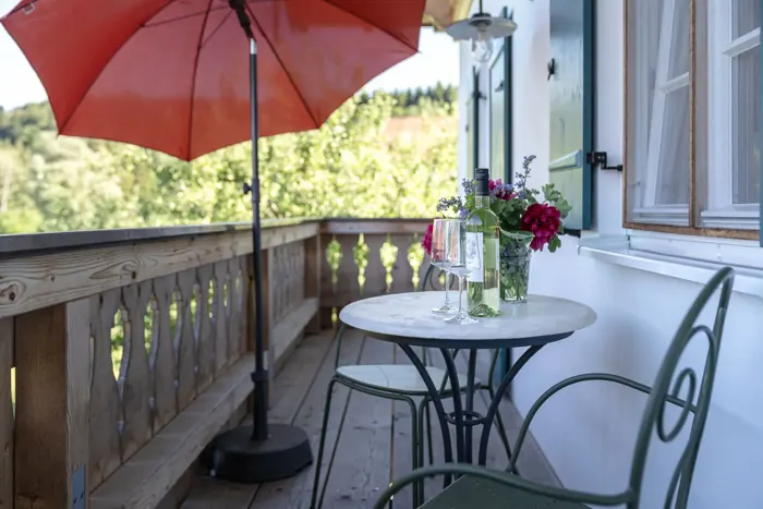 Balkon der Wohnung Lisbeth mit Sitzplatz und Sonnenschirm